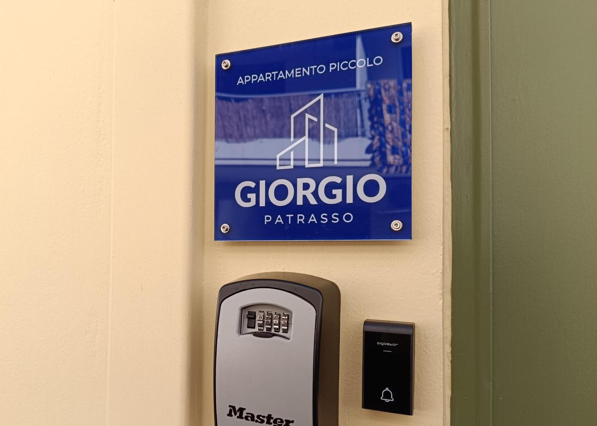 Giorgio Patrasso - Micro Apartment In The Center Of パトラ エクステリア 写真