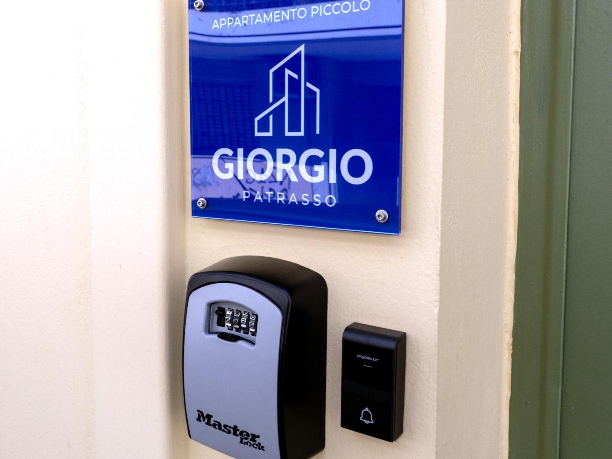 Giorgio Patrasso - Micro Apartment In The Center Of パトラ エクステリア 写真